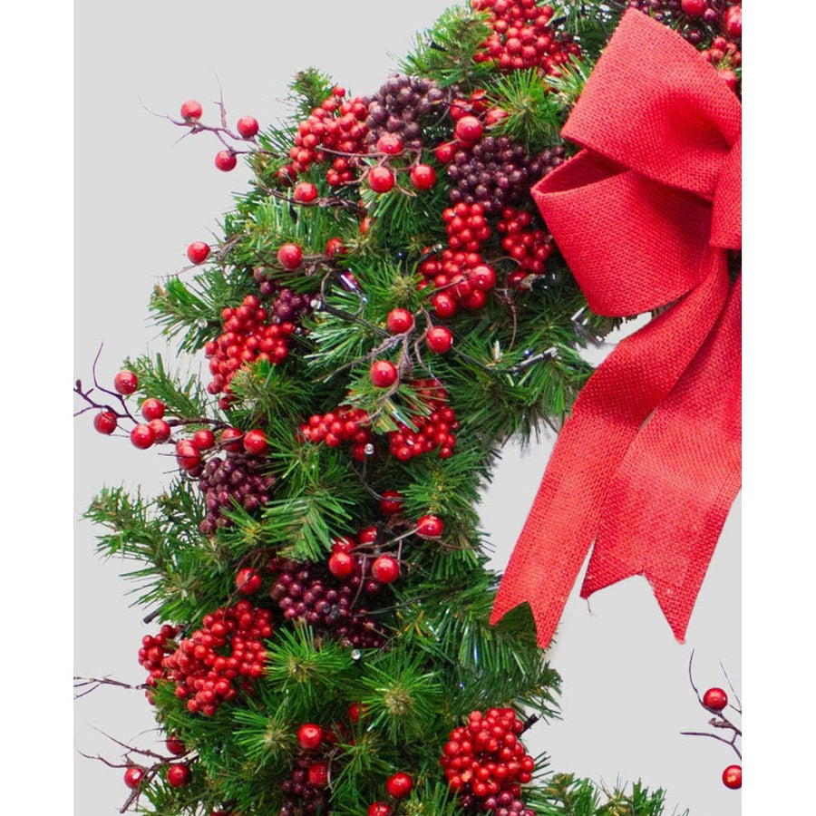 Vidéki stílusú, erdei bogyós, 102 cm átmérőjű karácsonyi koszorú masnival.