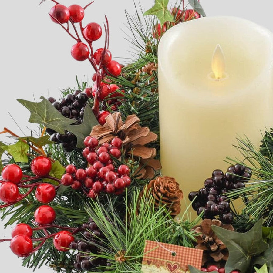 Vidéki stílusú, erdei bogyós, 35 cm átmérőjű karácsonyi gyertyagyűrű koszorú.