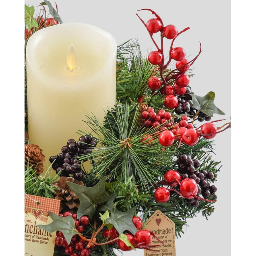 Vidéki stílusú, erdei bogyós, 35 cm átmérőjű karácsonyi gyertyagyűrű koszorú.