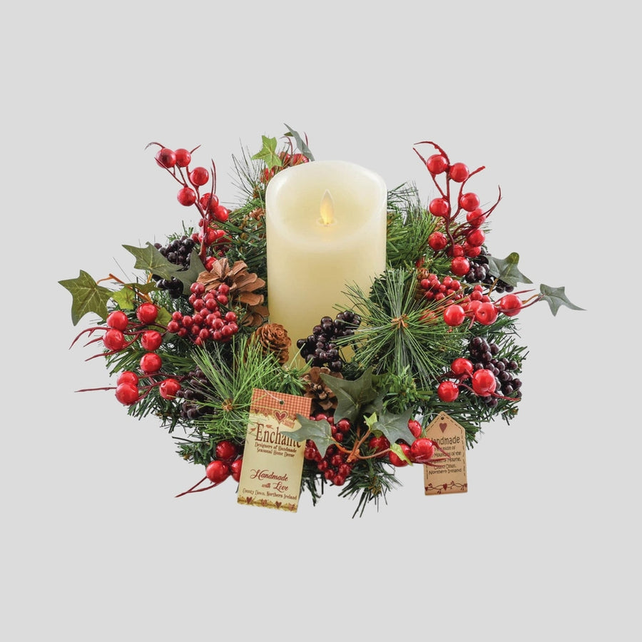 Vidéki stílusú, erdei bogyós, 35 cm átmérőjű karácsonyi gyertyagyűrű koszorú.