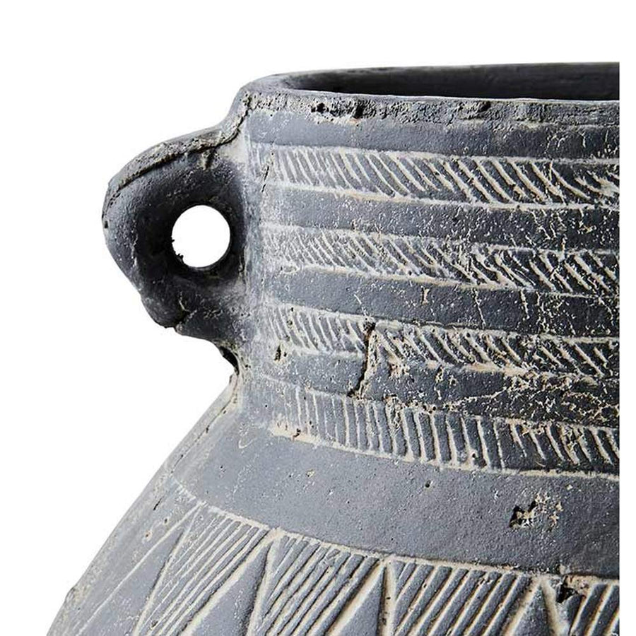 Törzsi stílusú, geometrikus mintákkal díszített, fekete színű, kézműves égetett agyag kaspó.