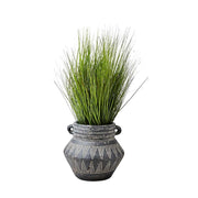 Törzsi stílusú, geometrikus mintákkal díszített, fekete színű, kézműves égetett agyag kaspó zöld pampa fűvel.