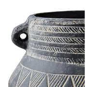 Törzsi stílusú, geometrikus mintákkal díszített, fekete színű, kézműves égetett agyag kaspó.