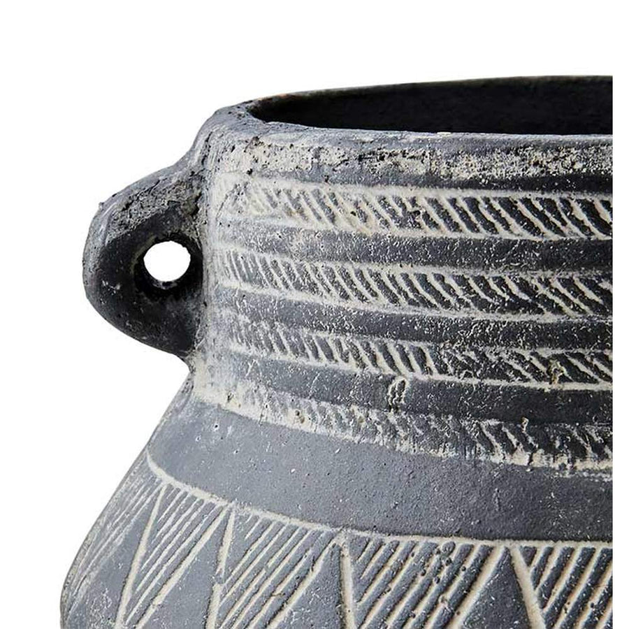 Törzsi stílusú, geometrikus mintákkal díszített, fekete színű, kézműves égetett agyag kaspó.