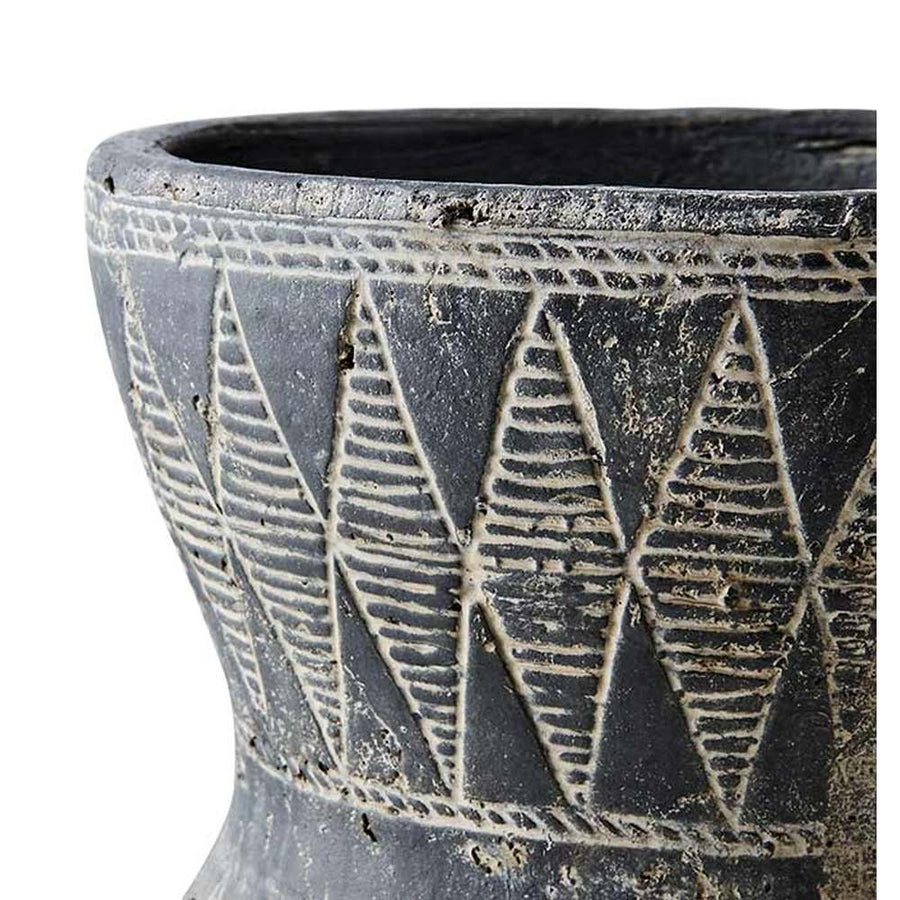 Törzsi stílusú, geometrikus mintákkal díszített, fekete színű, kézműves égetett agyag kaspó.