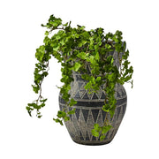 Törzsi stílusú, geometrikus mintákkal díszített, fekete színű, kézműves égetett agyag kaspó borostyánnal.