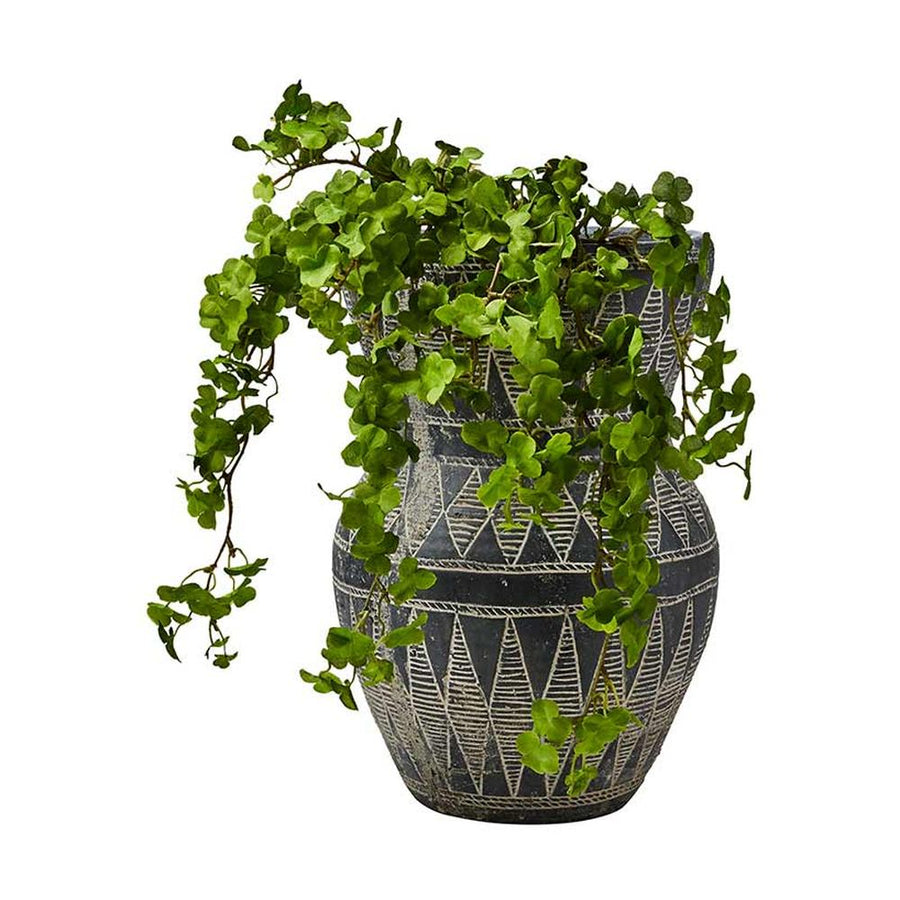 Törzsi stílusú, geometrikus mintákkal díszített, fekete színű, kézműves égetett agyag kaspó borostyánnal.