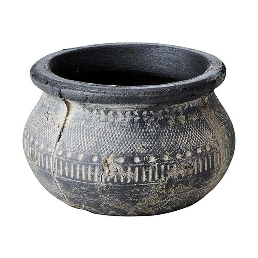 Törzsi stílusú, geometrikus mintákkal díszített, fekete színű, kézműves égetett agyag kaspó.