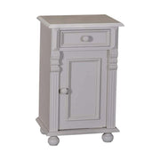 Dekoratív faragású fenyőfa éjjeliszekrény egy fiókkal, és egy ajtós tárolóval. Színe világos szürke.