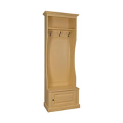 Okker színű klaszicizáló előszobafal három fogassal és cipősszekrénnyel.