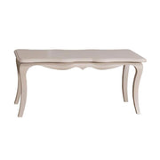 Shabby chic stílusú, antikolt fehér színű fenyőfa étkezőasztal.