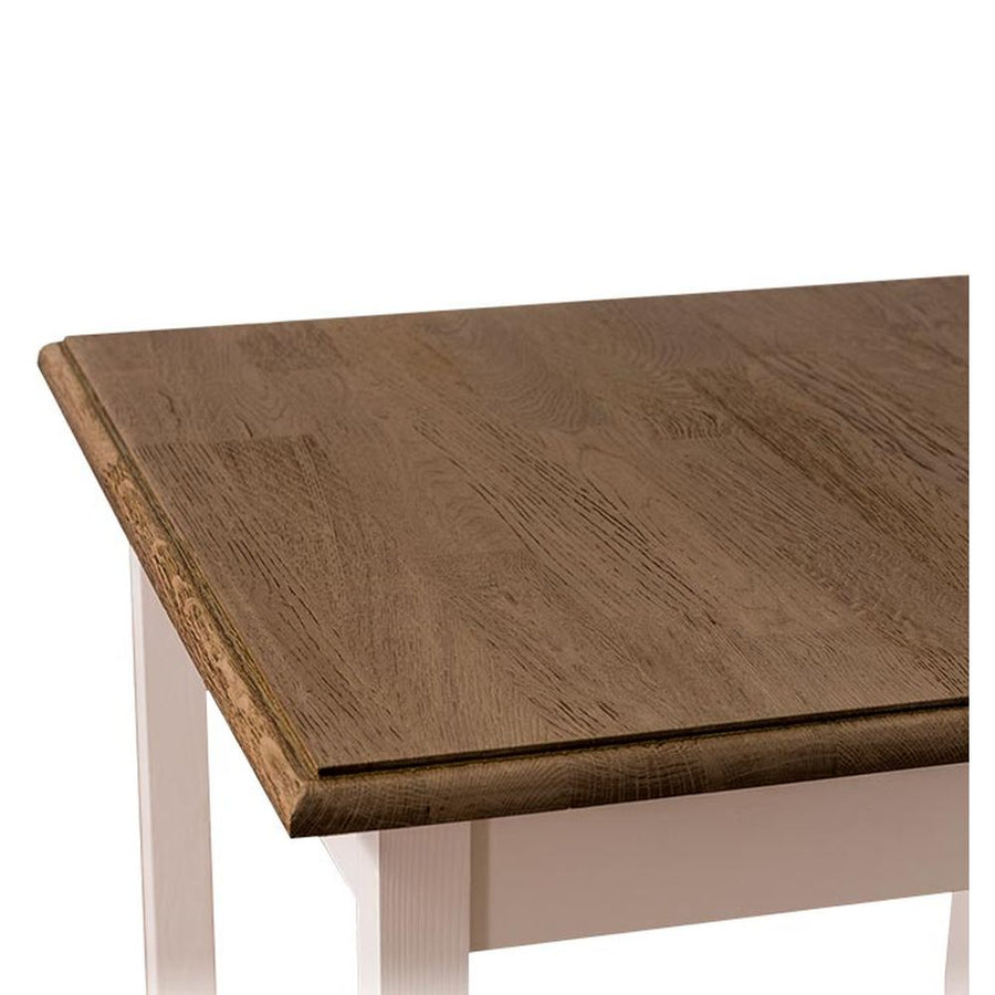 Fenyőfa étkezőasztal tölgyfa asztallappal. A lábak színe fehér, az asztallap színe lakkozott tölgy.