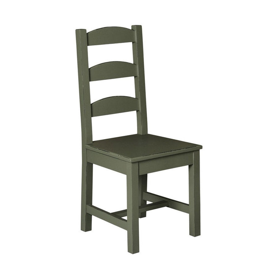 Klasszikus formavilágú fenyőfa étkezőszék, háttámlával. Színvilága: olívazöld, fekete antikolt áttöréssel.