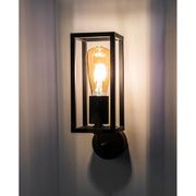 Industrial stílusú, matt fekete színű falilámpa.