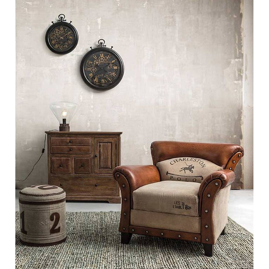 Loft stílusú szobabelső előtérben a Charleston bőrfotellel.