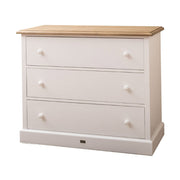 Fenyőfából készült, festett, fehér színű komód natúr színű fedlappal.