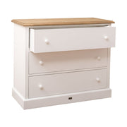 Fenyőfából készült, festett, fehér színű komód natúr színű fedlappal.