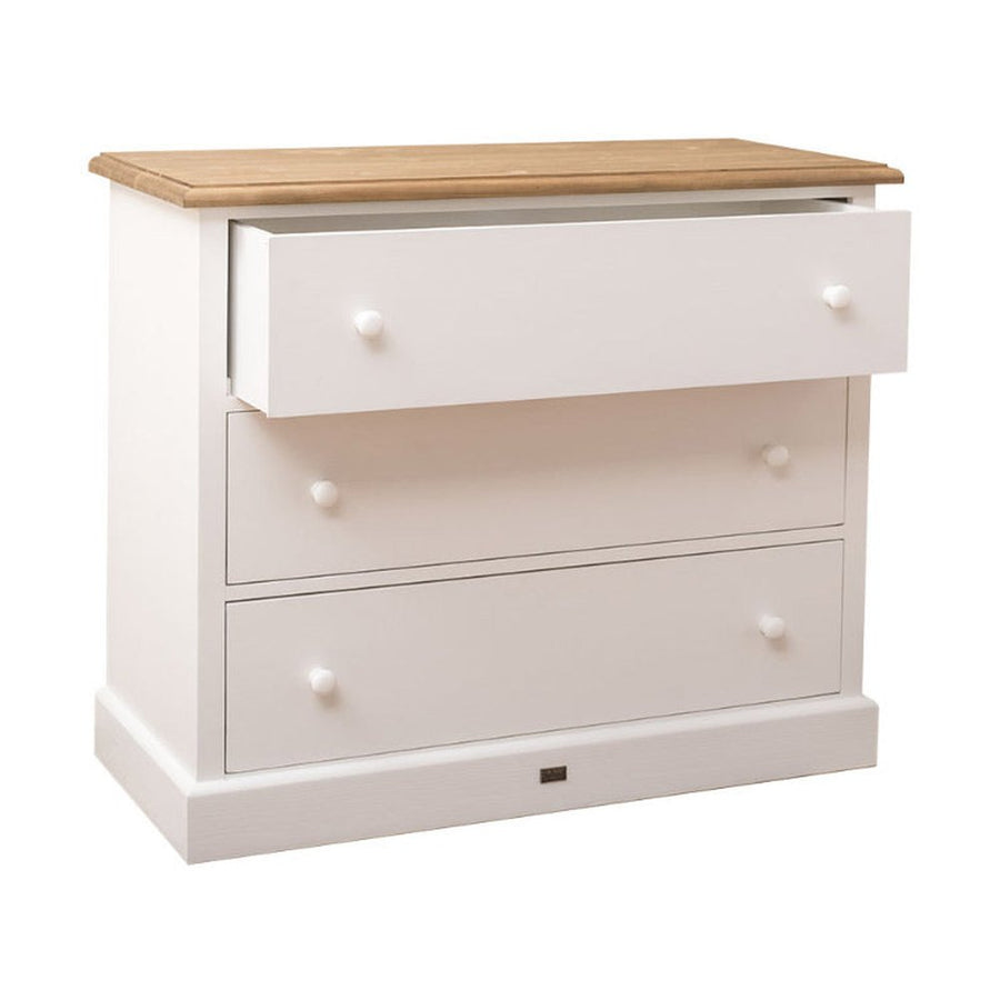 Fenyőfából készült, festett, fehér színű komód natúr színű fedlappal.