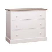 Fenyőfából készült, festett, fehér színű komód szürkésbarna színű tölgy fedlappal.