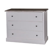 Fenyőfából készült, festett, fehér színű komód kávébarna színű tölgy fedlappal.