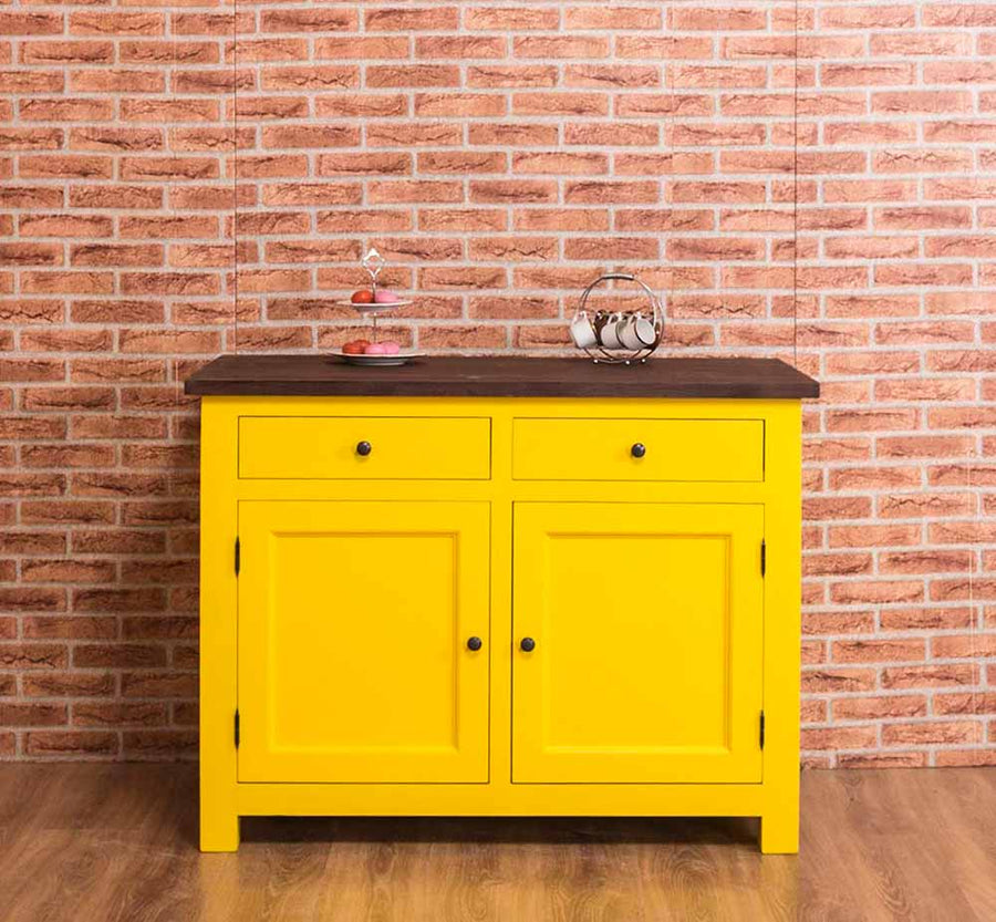 Tömör fenyőfa konyhaszekrény két fiókkal, polcos tárólóval. Színe: sárga bútor, sötétbarna munkafelület.