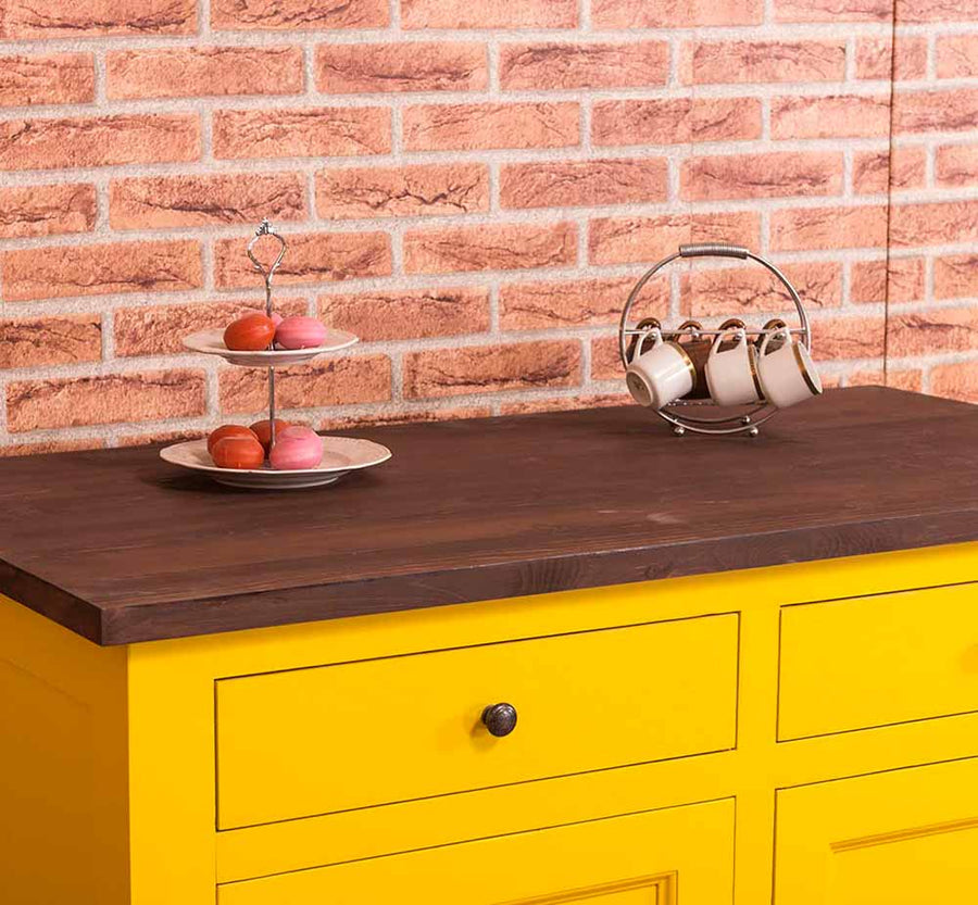 Tömör fenyőfa konyhaszekrény két fiókkal, polcos tárólóval. Színe: sárga bútor, sötétbarna munkafelület.