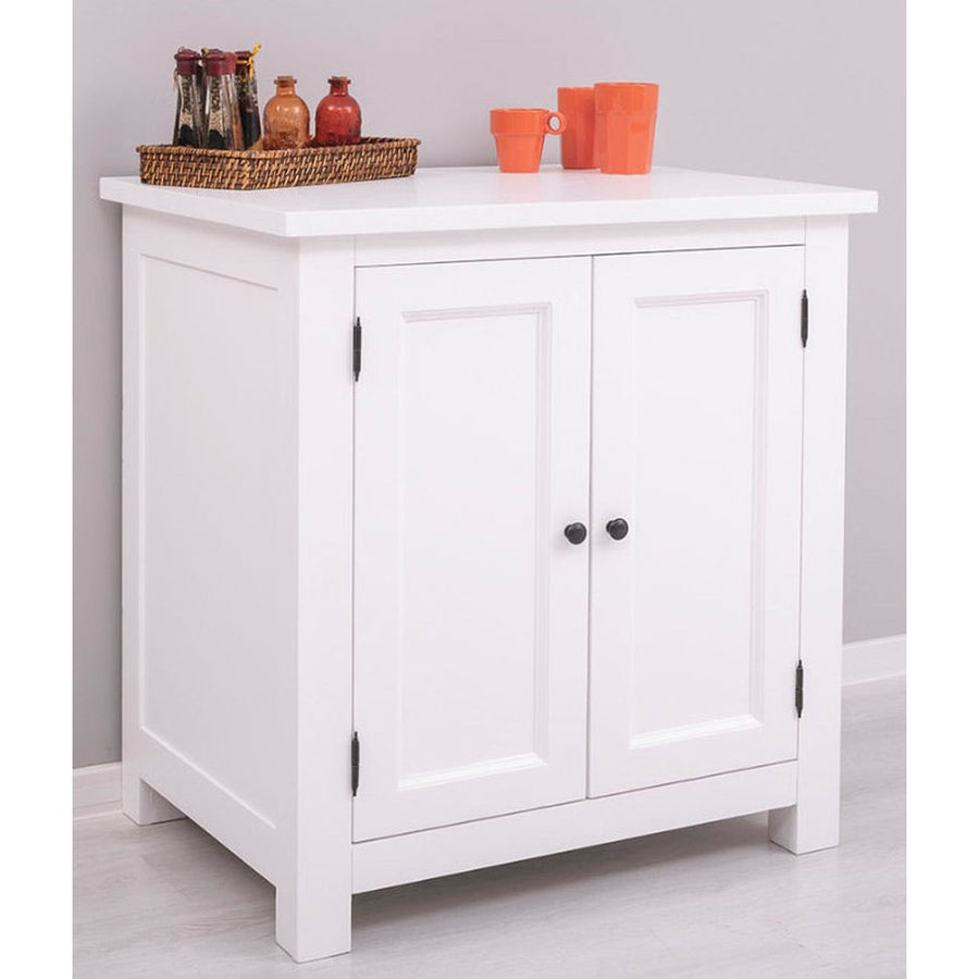 Fehér színű, tömör fenyőfából készült polcos konyhaszekrény.