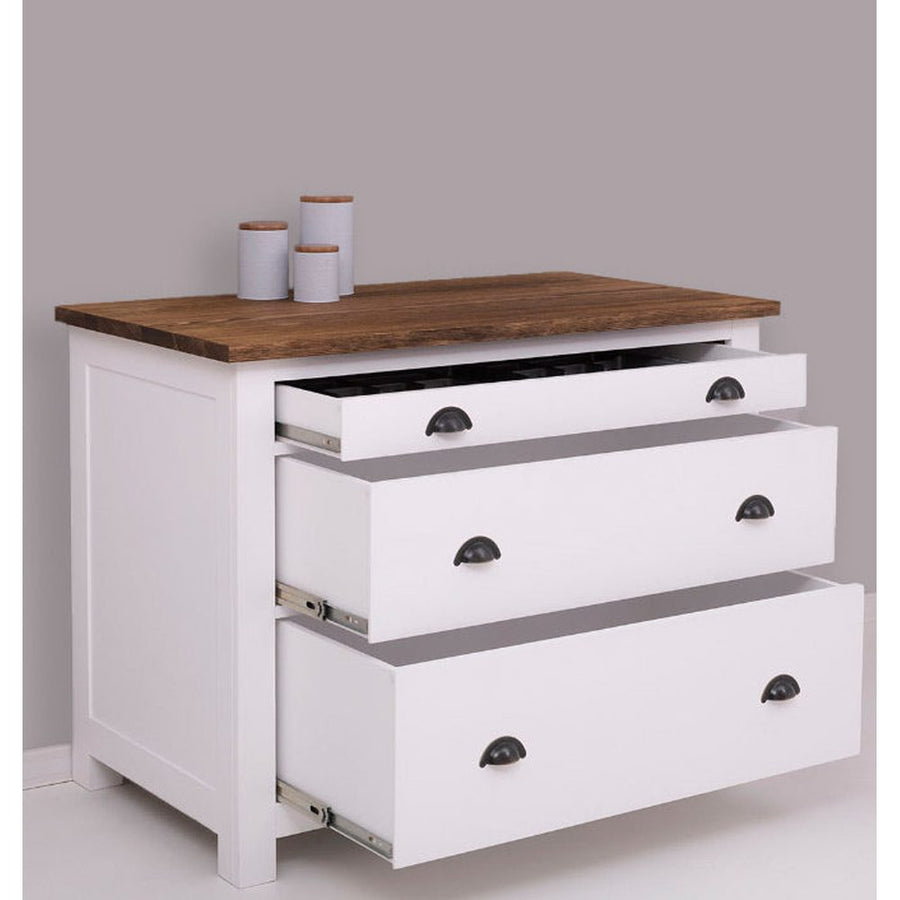 Fehér színű, tömör fenyőfából készült polcos konyhaszekrény, sötétbarna tölgyfa fedlappal.