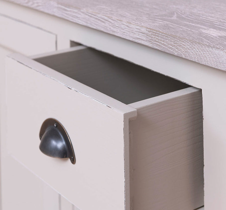 Antikolt krémszínű, tömör fenyőfából készült konyhaszekrény natúr tölgyfa fedlappal.