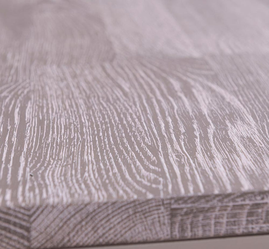 Antikolt krémszínű, tömör fenyőfából készült konyhaszekrény natúr tölgyfa fedlappal.