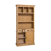 Fenyőfa pohárszék szekrény. A bútor felső részén három tárolórekesz, két polc, valamint talpasz poharak számára kialakított tárolósor lett kialakítva. Alul három fiók, és tolóajtós tároló található. Színe: natúr.