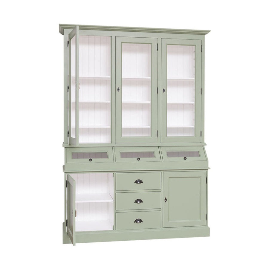 Kétrészes fenyőfa tálalószekrény. A felső részen három vitrines ajtó mögött három polc található. Alul három fók, két ajtós tároló és három vitrines rekesz gondoskodik a tárolásról. A bútor külső színe halvány mentazöld, belülről fehér.