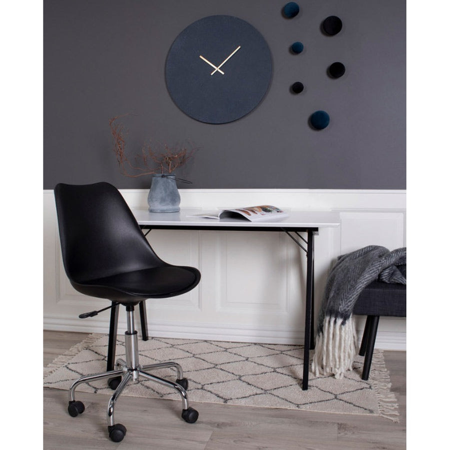 Skandináv stílusú, irodai szék, görgős króm lábakkal és bőrrel kárpitozott ülőfelülettel.