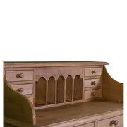 Közelkép az íróasztal felső, megemelt részéről. Jól látható a hat kisméretű fiók, és az öt levélrekesz.