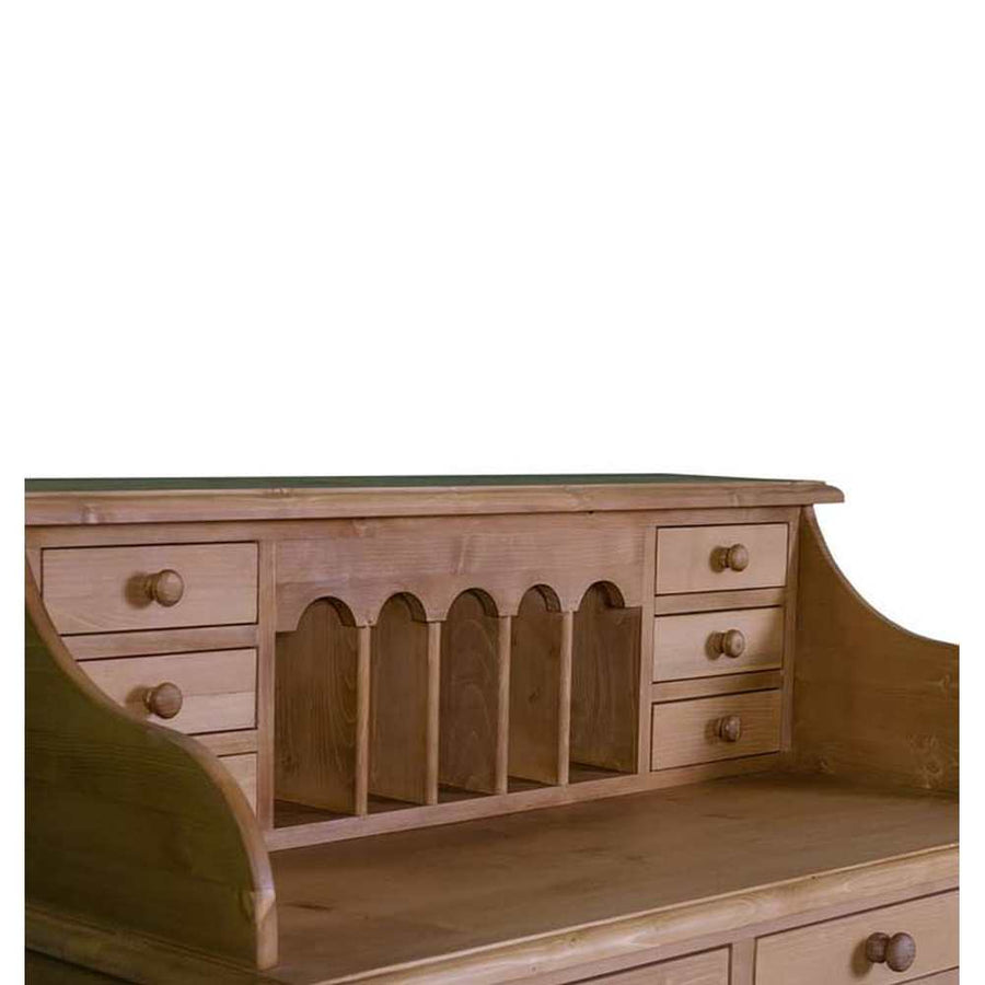 Közelkép az íróasztal felső, megemelt részéről. Jól látható a hat kisméretű fiók, és az öt levélrekesz.