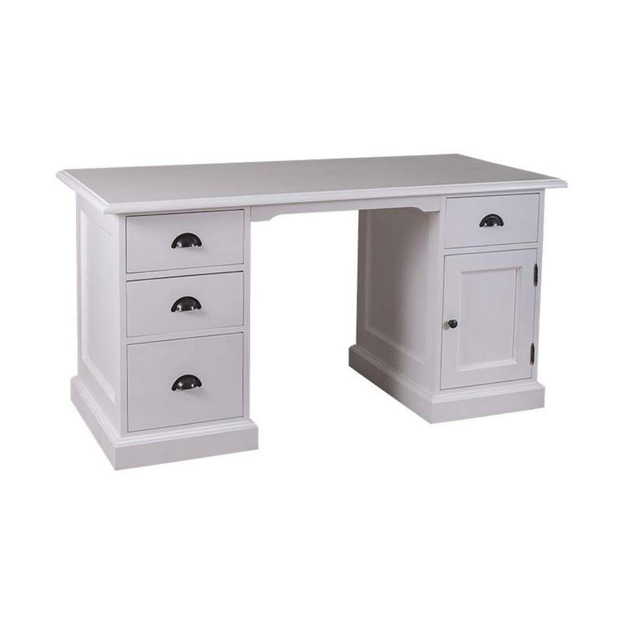 Klasszikus fenyőfa íróasztal, négy fiókkal, és egy ajtós tárolóval.