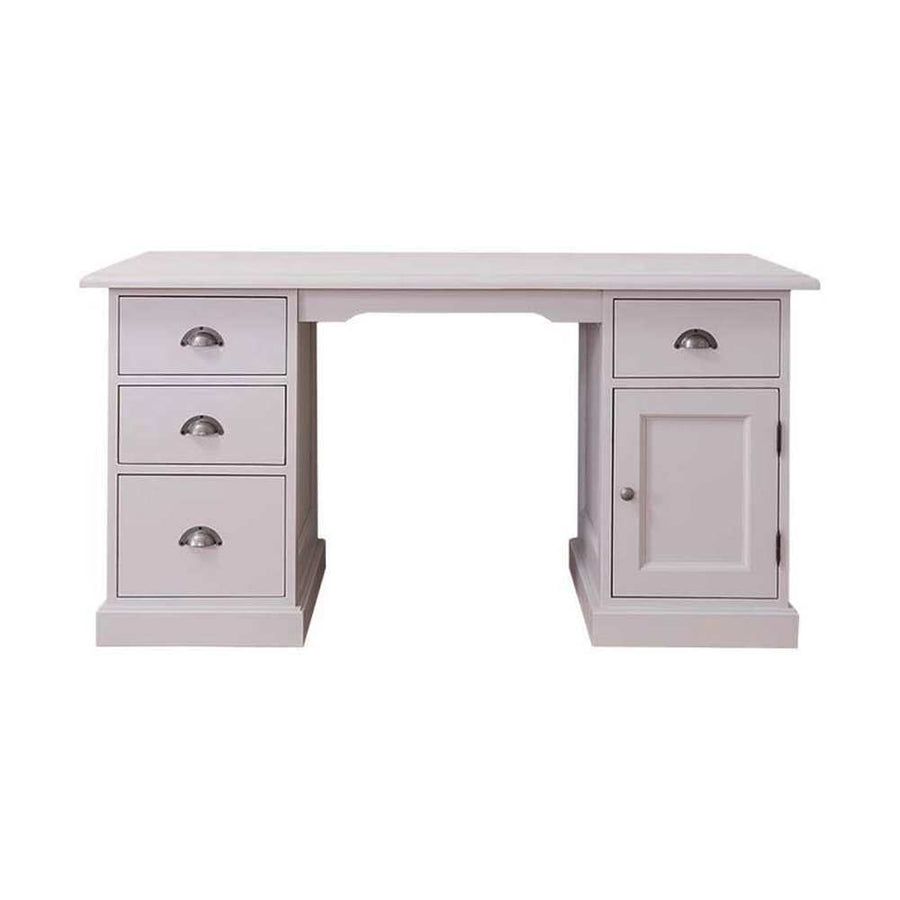 Klasszikus fenyőfa íróasztal, négy fiókkal, és egy ajtós tárolóval.