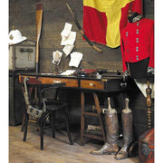 Prémium kategóriás, hársfából készült kapitányi íróasztal fiókokkal és polcokkal.