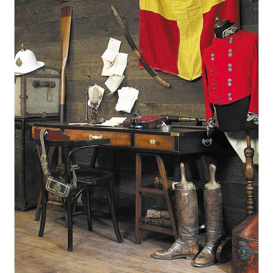 Prémium kategóriás, hársfából készült kapitányi íróasztal fiókokkal és polcokkal.