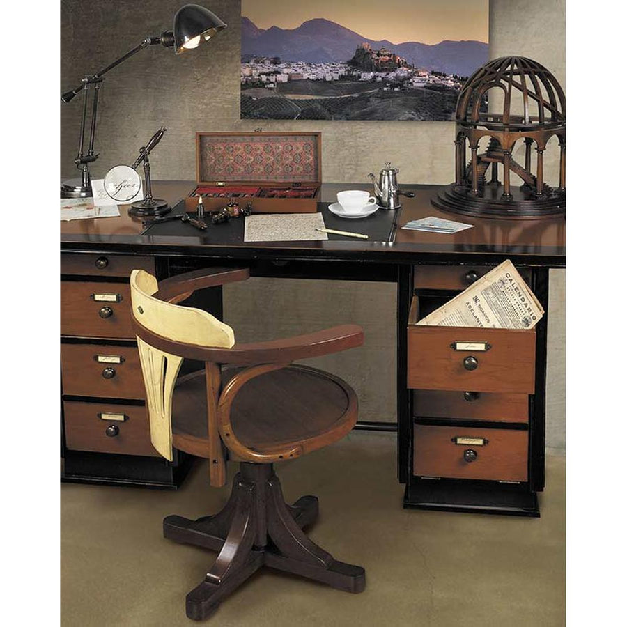 Prémium kategóriás, hársfából készült kapitányi íróasztal 8 fiókkal.