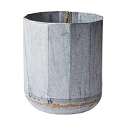 Háromdarabos, vidéki stílusú bádogkaspó szett közpső tagja.