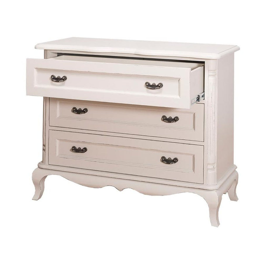 Shabby chic stílusú, fehér színű fenyőfa komód, három nagyméretű fiókkal.
