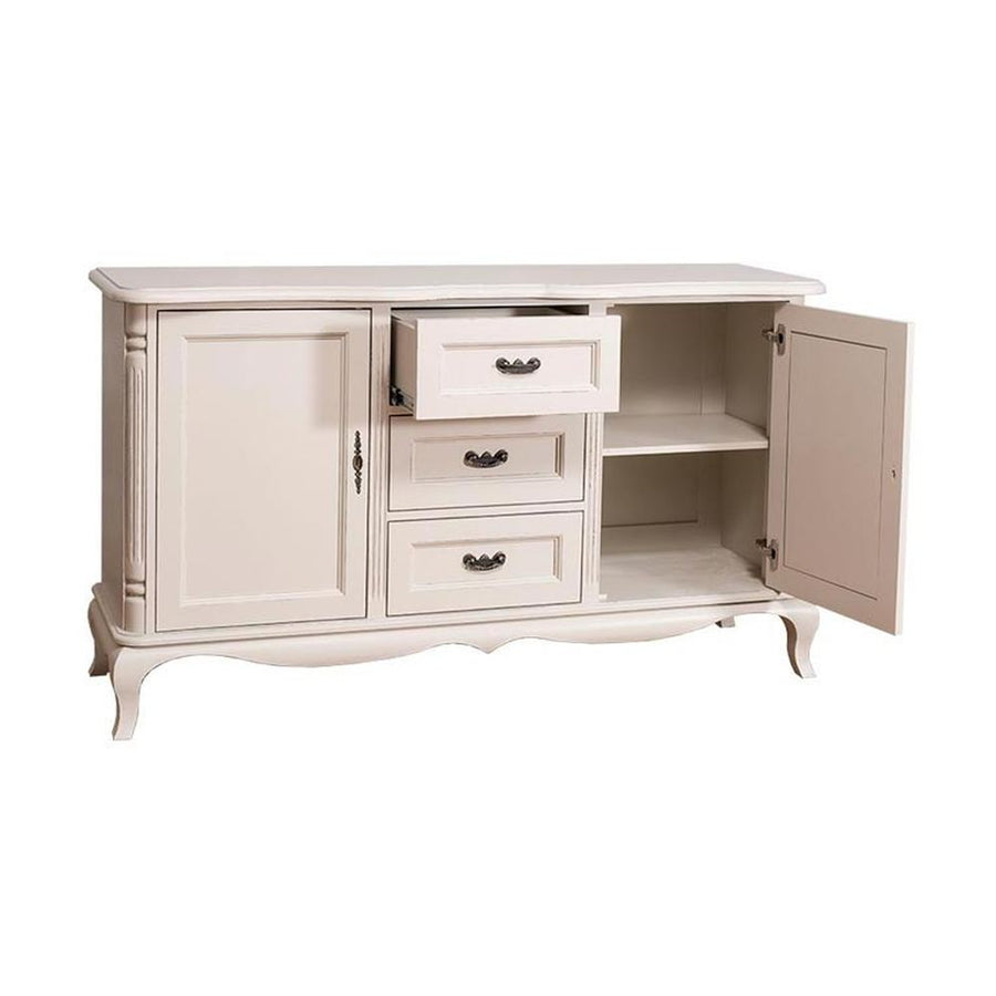 Shabby chic stílusú, fehér színű fenyőfa komód, három fiókkal és két darab ajtós tárolóval.