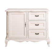 Fehér színű, shabby chic stílusú fenyőfa komód három fiókkal és egy ajtós tárolóval.