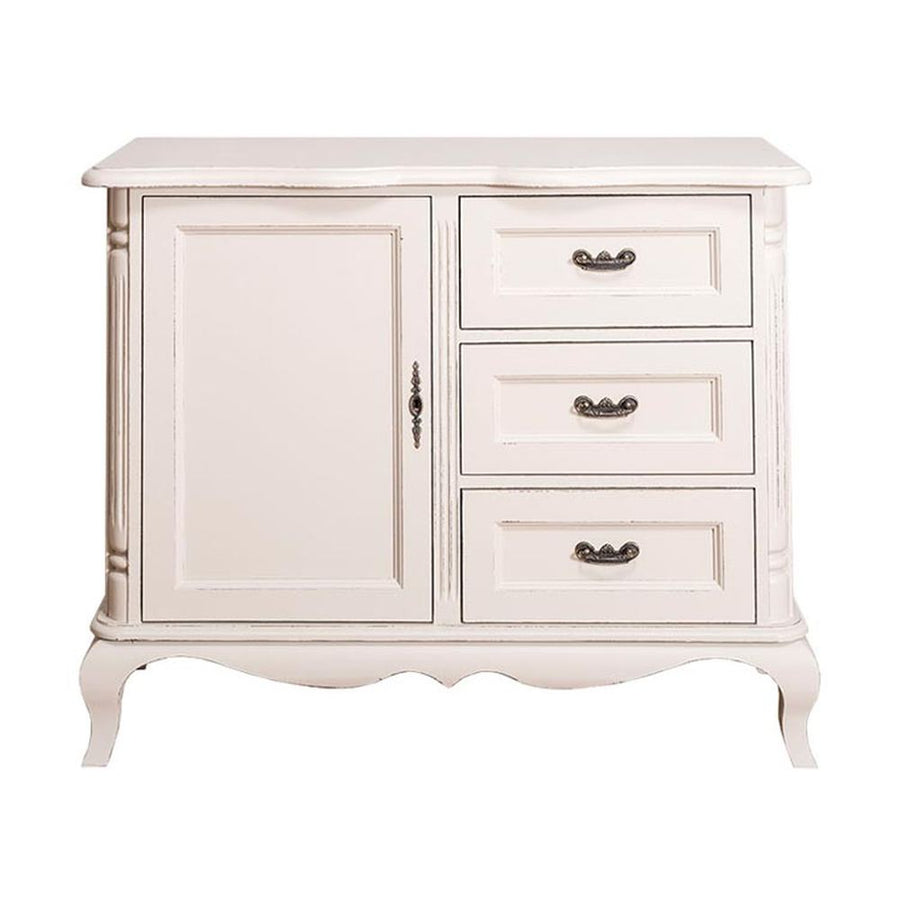 Fehér színű, shabby chic stílusú fenyőfa komód három fiókkal és egy ajtós tárolóval.