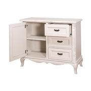 Fehér színű, shabby chic stílusú fenyőfa komód három fiókkal és egy ajtós tárolóval.