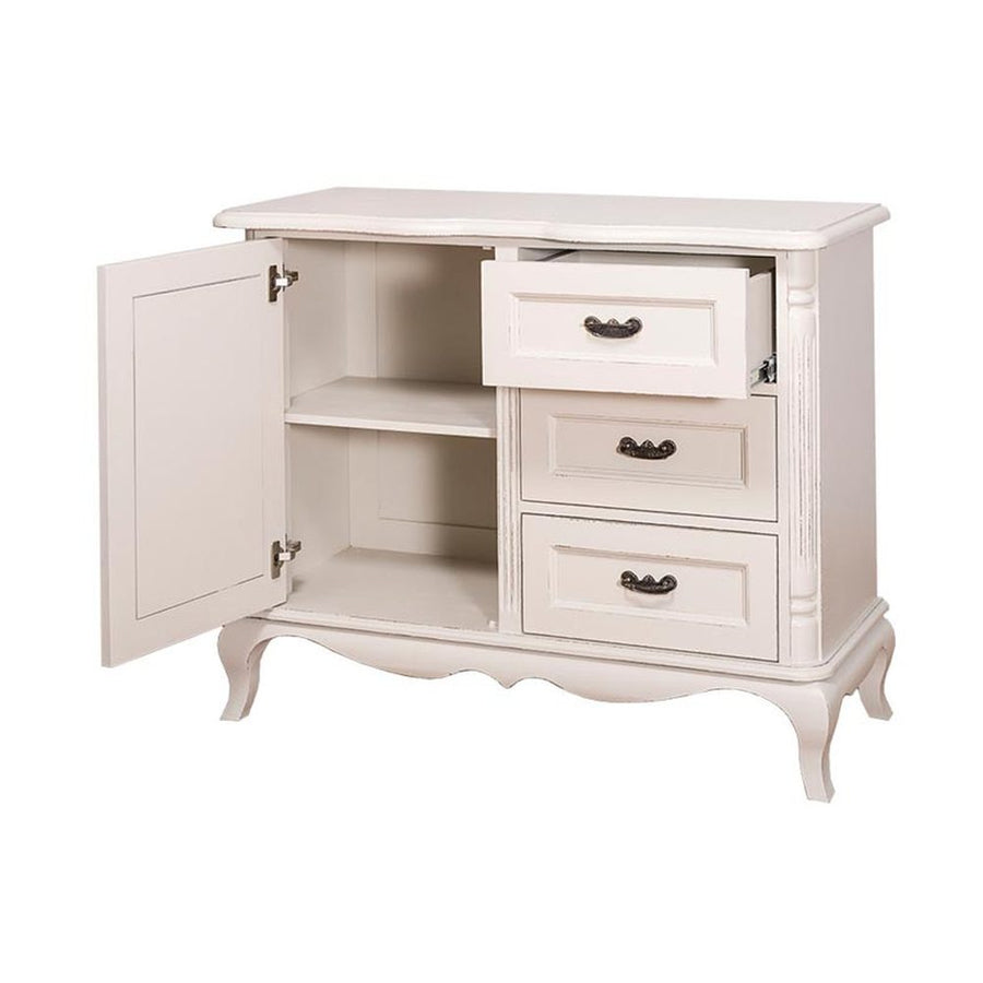 Fehér színű, shabby chic stílusú fenyőfa komód három fiókkal és egy ajtós tárolóval.
