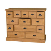 Klasszikus formatervezésű komód 13 eltérő nagyságú fiókkal. Színe natúr.