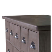 Klasszikus formatervezésű komód 13 eltérő nagyságú fiókkal. Színe barna.