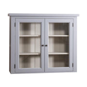 Törtfehér és bézs színű konyhai faliszekrény, két üveges ajtóval, és két polccal.